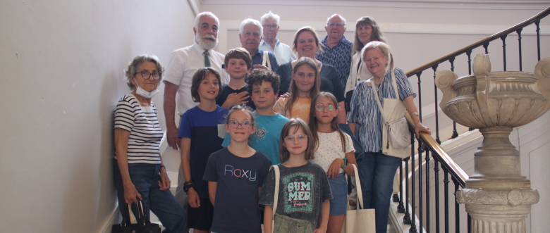 Groupe seniors et enfants